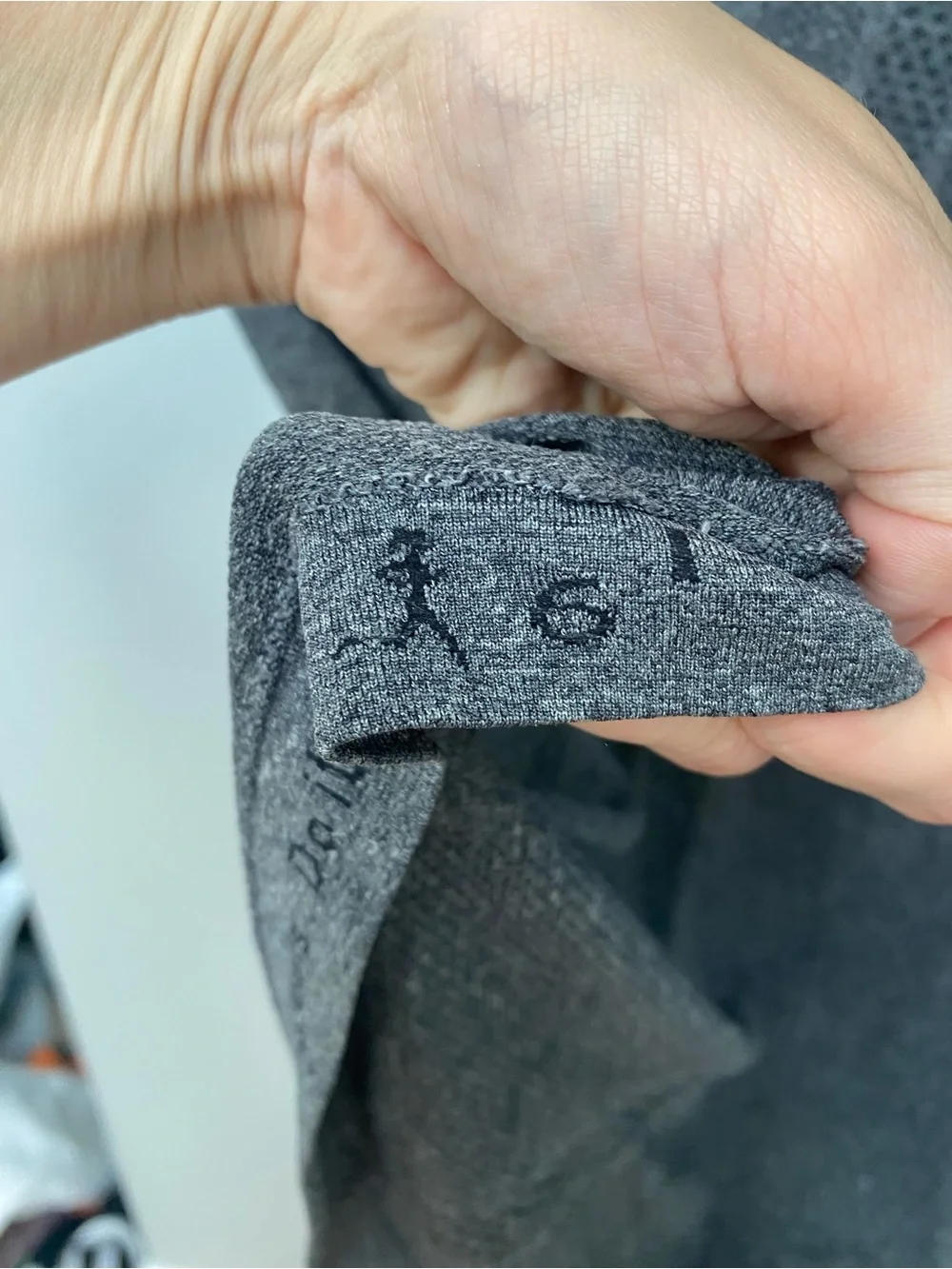 Lululemon swifty tech gray shirt sleeve top size 6 - Picture 5 of 5